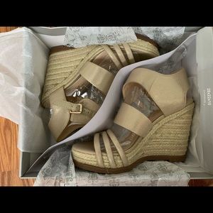 Fergi Annabelle Platinum wedges